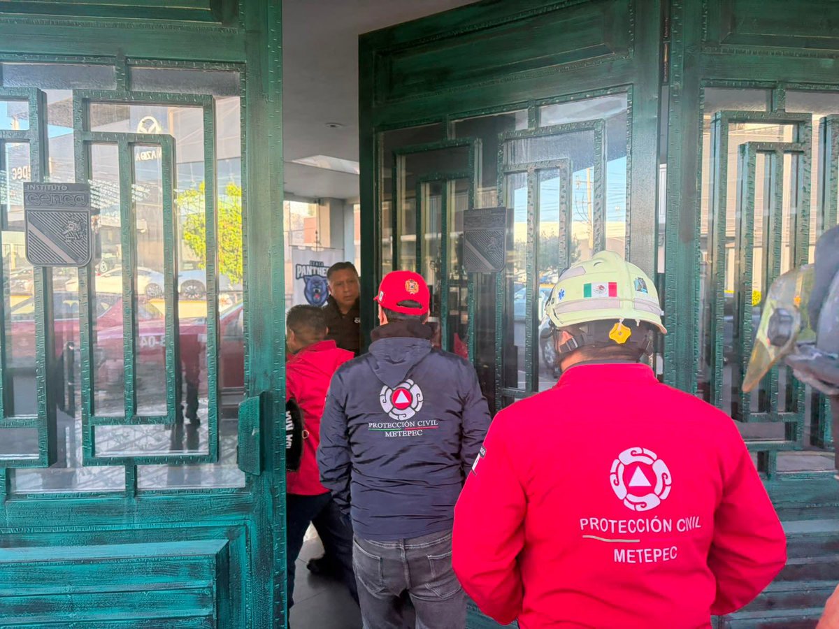 FerFlores_Emp's tweet photo. Desde muy temprano, como ayer acordé con los dueños y vecinos del Cenca, ya están nuestros elementos del Cuerpo de Bomberos y Protección Civil, comenzando los estudios en el lugar, para determinar la situación de riesgo luego del incendio de ayer.
La zona está vigilada por nuestros elementos, a quienes reitero mi reconocimiento por su labor de ayer.