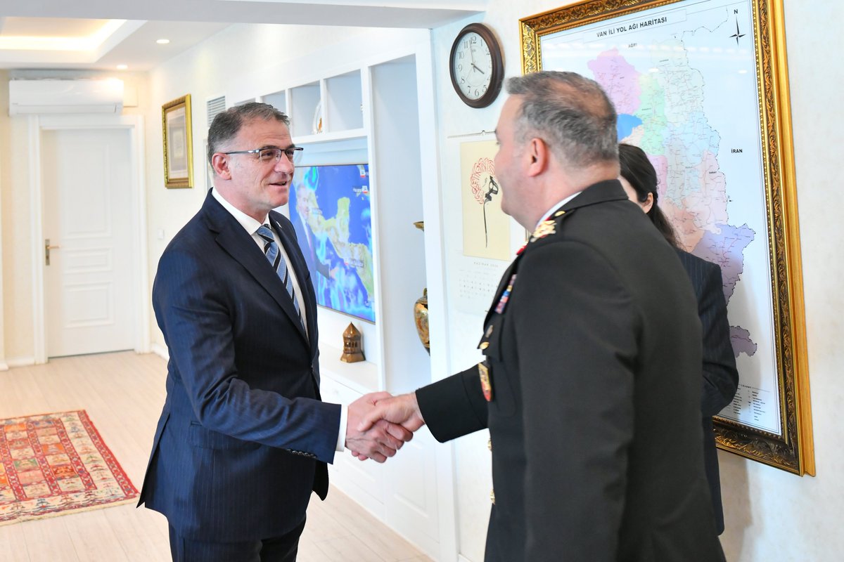 tcvanvaliligi's tweet photo. İl Jandarma Komutanı Tuğgeneral Sn. Mücahit Avkıran ve beraberindeki jandarma personeli, Jandarmanın 187'nci kuruluş yıl dönümü vesilesiyle Valimiz Sn. Ozan Balcı’yı makamında ziyaret etti. 

Valimiz, jandarma personelinin yıl dönümünü kutlayarak kolaylıklar ve başarılar diledi.

@valiozanbalci75