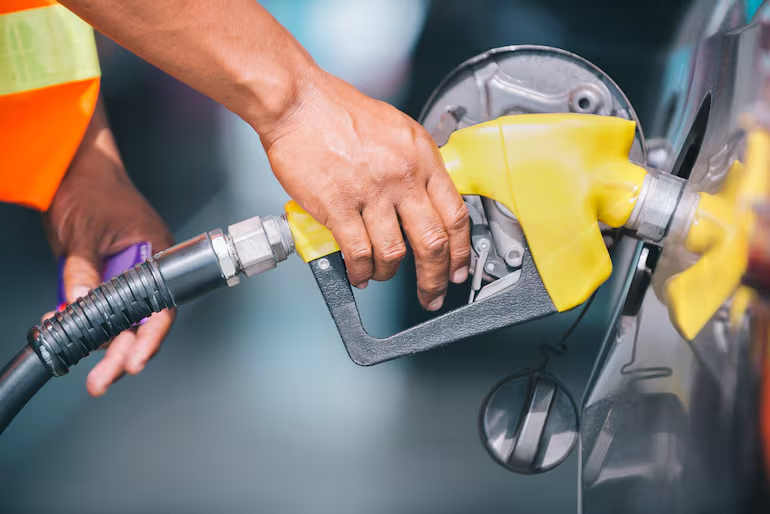 delpynews's tweet photo. ▶️VAMOS A ESPERAR MESES PARA BAJA DE COMBUSTIBLES, ADVIERTEN | ​🤨

Tras acuerdo de paz entre EE. UU. e Irán, confirmado por Trump, un consultor nacional e internacional mencionó que los precios de combustibles tardarán en bajar en Paraguay.⛽

🗣️"Pueden derrumbarse los precios. Pero, yo ya tengo producto comprado. Nunca hemos dejado de vender en el mercado nacional. Hemos comprado continuamente a precios altos. No se va a trasladar rápidamente la bajada de precios internacionales a nuestros precios locales. Se va a dar, pero hay que dar tiempo", expresó el Ing. Miguel Velázquez.

Vía: 730 AM