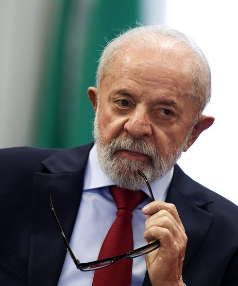 PedroRonchi2's tweet photo. Ah, mas eu não voto no Lula porque ele é corrupto, disse a pessoa que vota no Flávio Bolsonaro pedindo dinheiro para o banqueiro que aplicou o maior golpe financeiro no país. https://t.co/anbxaGFWwL