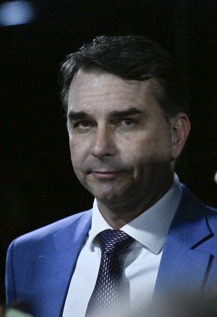 PedroRonchi2's tweet photo. Ah, mas eu não voto no Lula porque ele é corrupto, disse a pessoa que vota no Flávio Bolsonaro pedindo dinheiro para o banqueiro que aplicou o maior golpe financeiro no país. https://t.co/anbxaGFWwL