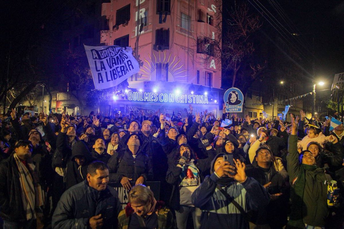 argconcristina's tweet photo. Quilmes con Cristina 💜✌🏼

En la jornada de ayer, quilmeños y quilmeñas realizaron una actividad en San José 1111 para bancar a Cristina y pedir por su libertad.

#CristinaLibre https://t.co/bJXvvMQSbE