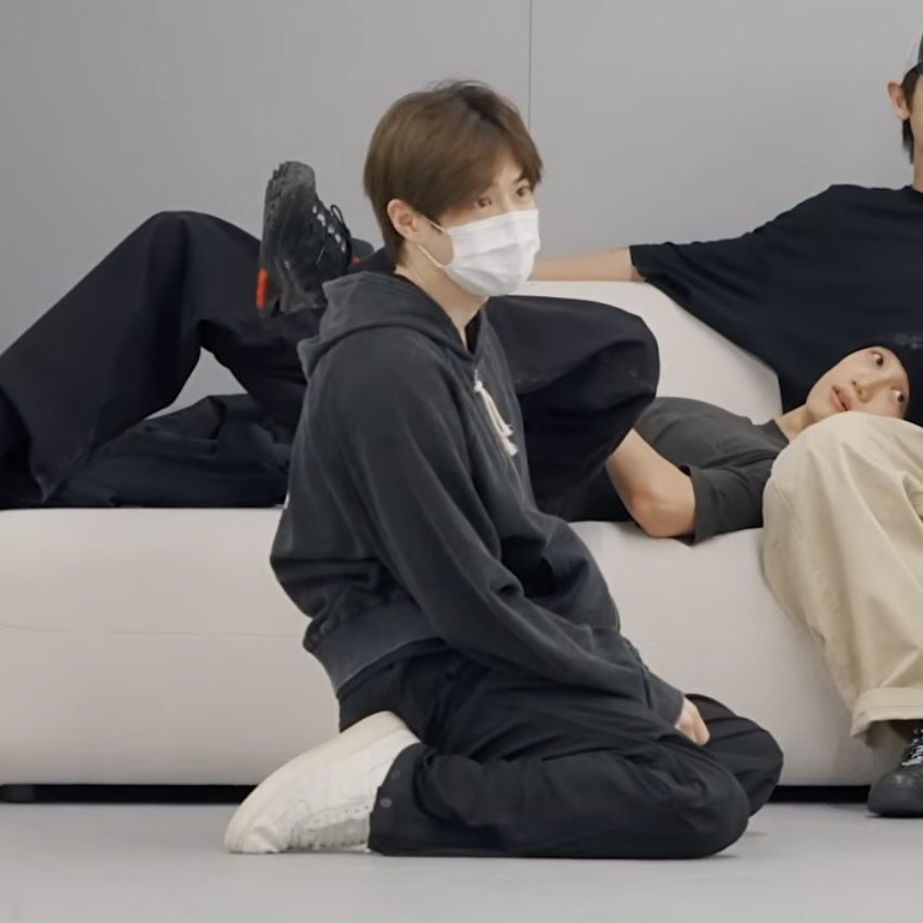 someonelovesu_o's tweet photo. 아진짜 연습영상 유해매체로 신고당해서 내려가면 어떡함 그전에 많이 봐놔야지
ㄴ이계정이 유해매체 같습니다만 https://t.co/PGT7HZPnQV