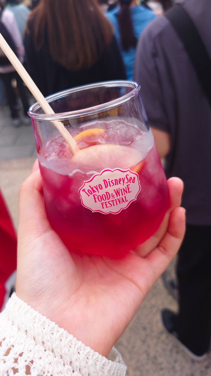 ru01O's tweet photo. ディズニーシー行ってきた！！！
ちょうどワインフェスやってたから、美味しくいただきました(*´ч`*)
ラプンツェルの敷地内に子猫ちゃんが複数いて、お持ち帰りしたいくらいめっちゃ可愛かった⸜( ˶'ᵕ'˶)⸝ https://t.co/YJwa04Vx99
