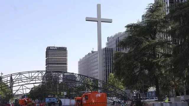 herqles_es's tweet photo. 🇪🇸 | #Urgente Madrid ha anunciado que la gran cruz instalada en la Plaza de Lima con motivo de la Vigilia de Oración presidida por el Papa León XIV permanecerá de forma permanente en ese punto. 

La decisión se produce pocos días después de que Hazte Oír entregara más de 40.000 firmas para solicitar su conservación y ha sido recibida con satisfacción por la organización, que considera que el mantenimiento de la cruz permitirá preservar un símbolo del encuentro religioso celebrado en la capital.