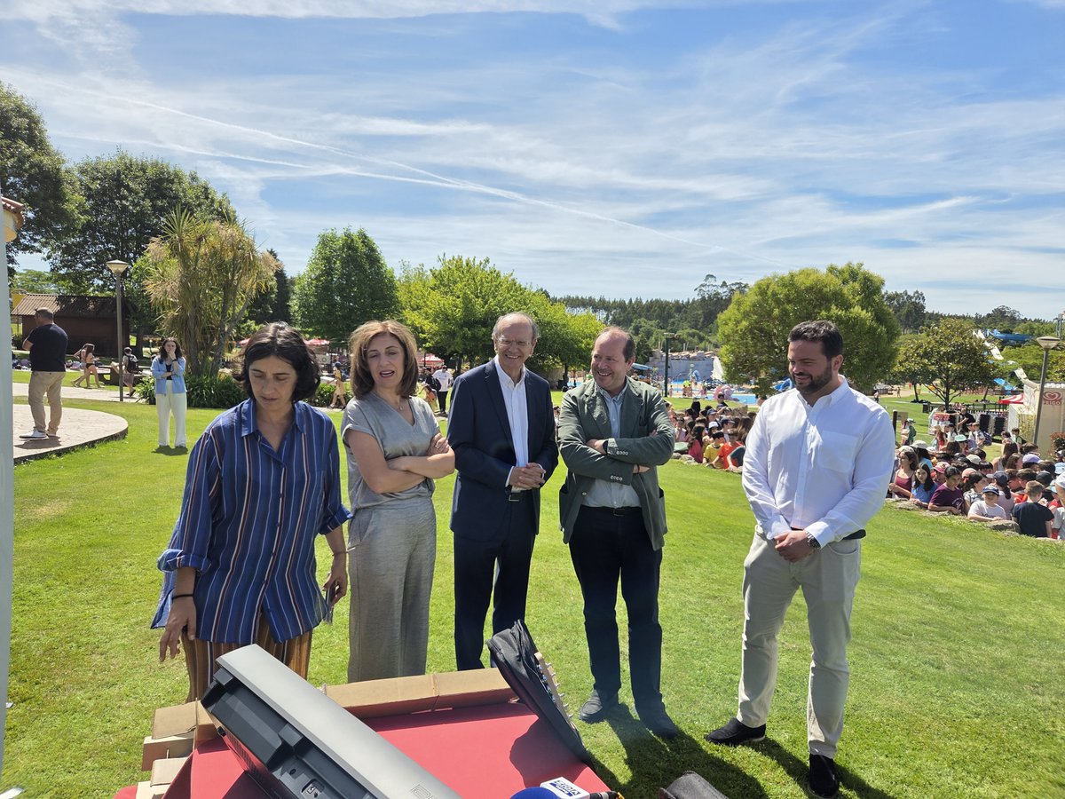 SogamaXunta's tweet photo. 🎉 O presidente de #Sogama entregou os premios da 27ª edición de #Ecovoz, o programa ambiental de @Radio_Voz, nunha festa de clausura no Aquapark de Cerceda con máis de 700 escolares 🏊
Parabéns a todos os centros participantes 🏆💚
#RadioVoz #EducaciónAmbiental #Galicia https://t.co/FxqyBqnHvc