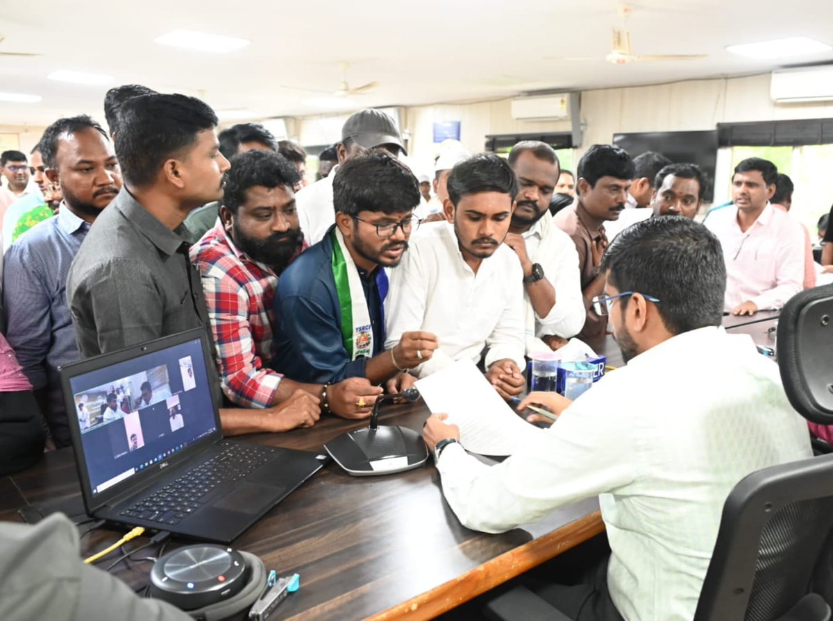 we_ysrcp's tweet photo. *బడి ప్రారంభం రోజే విద్యా కానుక ఇవ్వలేరా?*

- *ప్రభుత్వ విద్యార్థుల మీద కూటమి ప్రభుత్వానికి నిర్లక్ష్యం ఎందుకు?*

- *గత వైస్సార్సీపీ ప్రభుత్వంలో స్కూల్ మొదటి రోజే విద్యా కానుక పంపిణి*

- *జిల్లా కలెక్టర్ కి వినతిపత్రం ఇచ్చిన వైస్సార్సీపీ విద్యార్ధి, యువజన నాయకులు*

- *ప్రభుత్వ విద్యని నాశనం చేస్తున్న కూటమి ప్రభుత్వం*

- *కార్పొరేట్ విద్యకి కొమ్ముకాస్తూ ప్రభుత్వ విద్యకి తూట్లు పొడుస్తున్న కూటమి సర్కారు*

*అనంతపురం/15-06-2026*

  *ప్రభుత్వ పాఠశాలల్లో చదువుతున్న విద్యార్థులకు తక్షణమే విద్యా సామగ్రిని అందించాలని, ప్రభుత్వ పాఠశాలల విద్యార్థుల పట్ల నిర్లక్ష్యం విడాలని కోరుతూ వైఎస్సార్సీపీ విద్యార్థి విభాగం అనంతపురం జిల్లా అధ్యక్షులు చంద్రశేఖర్ యాదవ్  ఆధ్వర్యంలో యువజన, విద్యార్ధి నాయకులు జిల్లా కలెక్టర్ ఆనంద్ కి వినతిపత్రం  అందజేశారు.*

*ఈ సందర్భంగా నాయకులు మాట్లాడుతూ కరువు జిల్లాగా పేరొందిన అనంతపురంలో పేద విద్యార్థులు నోట్‌బుక్స్, స్కూల్ బ్యాగులు,యూనిఫాంలు, షూస్,సాక్స్, బెల్ట్‌లు, ఇంగ్లీష్–తెలుగు నిఘంటువులు,వర్క్‌బుక్స్ వంటి కనీస అవసరాల కోసం ఎదురుచూడాల్సిన పరిస్థితి ఏర్పడిందన్నారు.ప్రభుత్వ పాఠశాలల విద్యార్థుల పట్ల కూటమి ప్రభుత్వ నిర్లక్ష్యానికి ఇద నిదర్శనమని మండిపడ్డారు.*

*గత వైఎస్సార్సీపీ ప్రభుత్వ హయాంలో జగన్ అన్న విద్యా కానుక ద్వారా విద్యా సంవత్సరం ప్రారంభంలోనే విద్యార్థులకు అవసరమైన అన్ని వస్తువులు సమయానికి అందించారన్నారు.సీయంగా జగన్ పేద కుటుంబాలపై ఆర్థిక భారం తగ్గించారని గుర్తు చేశారు. నేడు ప్రభుత్వ విద్యను నీరుగార్చే విధంగా కూటమి ప్రభుత్వం వ్యవహరిస్తోందని విమర్శించారు.*

*మంత్రి నారా లోకేష్ ప్రభుత్వ విద్యను బలోపేతం చేయాల్సిన బాధ్యతను పక్కనపెట్టి,విద్యార్థుల సమస్యల పట్ల తీవ్ర నిర్లక్ష్య ధోరణితో వ్యవహరిస్తున్నారని విమర్శించారు. ప్రభుత్వ పాఠశాలలను అన్ని విధాలుగా బలోపేతం చేయాల్సిన సమయంలో కార్పొరేట్ విద్యాసంస్థలకు కొమ్ముకాస్తూ, పేద విద్యార్థులను మరింత ఇబ్బందులకు గురిచేసే విధానాలను ప్రభుత్వం అనుసరిస్తోందని తీవ్రంగా విమర్శించారు.*

*డిజిటల్ యుగంలో ప్రభుత్వ పాఠశాలల విద్యార్థులకు ట్యాబ్‌లు అందించి, నాణ్యమైన ఐబీ సిలబస్ ఆధారిత విద్యను అందించే దిశగా ప్రభుత్వం వెంటనే చర్యలు తీసుకోవాలని డిమాండ్ చేశారు.విద్యను హక్కుగా కాకుండా భారంగా మార్చే విధానాలను వెంటనే విరమించాలని డిమాండ్ చేసారు. ప్రభుత్వ విద్యను పరిరక్షించేందుకు స్పష్టమైన కార్యాచరణ ప్రకటించాలని కోరారు.*

*అనంతపురం వంటి వెనుకబడిన జిల్లాల్లో విద్యార్థుల భవిష్యత్తుతో రాజకీయ ప్రయోగాలు చేయొద్దని హితవు పలికారు. , వెంటనే విద్యా కానుక ను పంపిణీ చేయాలని జిల్లా కలెక్టర్ ని కోరారు.*

*ఈ కార్యక్రమంలో వైస్సార్సీపీ యువజన విభాగం నగర అధ్యక్షులు శ్రీనివాస్ గురుదత్త, ఉపాధ్యక్షులు ఉదయ్,వినీత్ విద్యార్ధి విభాగం రాష్ట్ర ప్రధాన కార్యదర్శి ఇండ్ల విజయ్ కుమార్ రెడ్డి,జిల్లా ప్రధాన కార్యదర్శి అశోక్, నగర అధ్యక్షులు కైలాష్ నాయకులు నంద కిషోర్,సాయి,పులి కార్తికేయ,గౌరీ శంకర్, శారీక్,లోకేష్,రాహుల్ రెడ్డి, శివ,రఫీ,ఫయాజ్,గంగ శివుడు, రాఘవ తదితరులు పాల్గొన్నారు