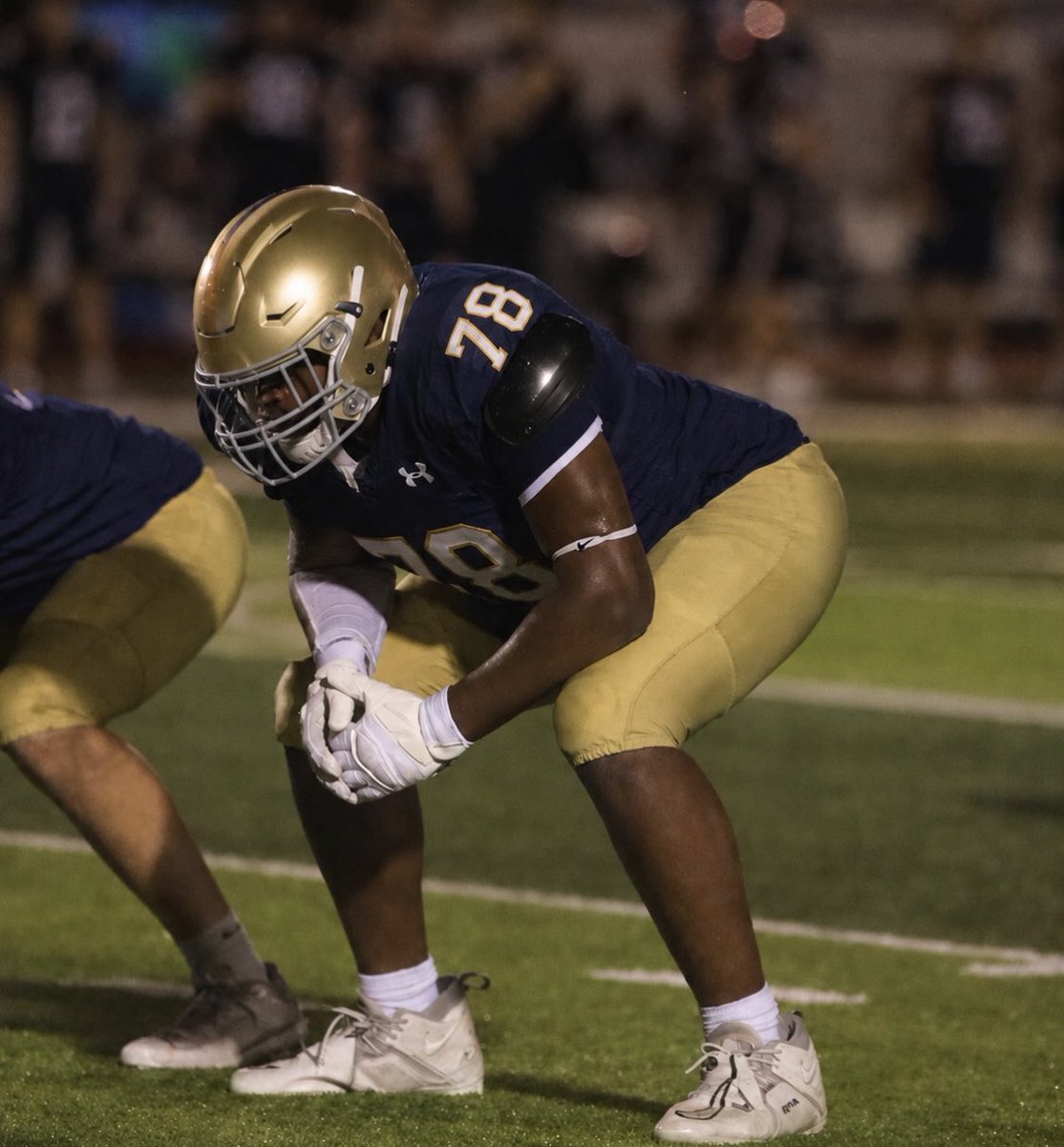 CFBGuy999's tweet photo. 5⭐️ IOL Albert Simien will be on campus this weekend

Simien stands at 6’3/295 and is ranked as the #2 IOL and #19 overall recruit on the Class of 2027

#GoIrish ☘️ https://t.co/2tsDtak5Q2