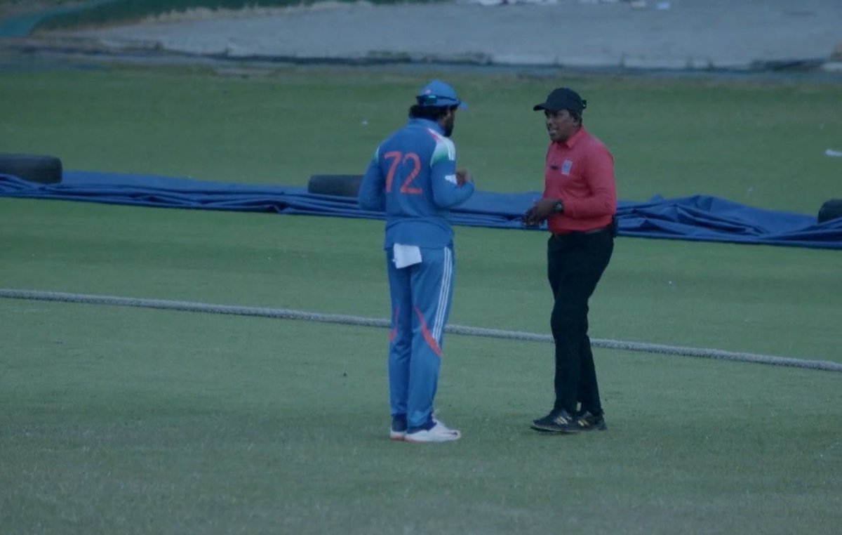 harshc257's tweet photo. @vikrantgupta73 Trying to be oversmart and asking for a spinner now…as far as I can figure out by his gestures. 🤦🏻…  
What the hell… He’ll be banned for the next match for sure. https://t.co/AJjztCrAwu