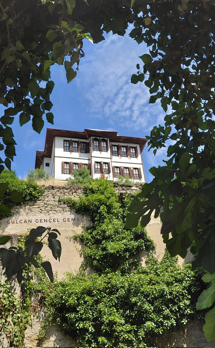 gulcangemec's tweet photo. Yeşilin çerçevelediği bu manzara, Safranbolu'nun kalbinden kopup gelen bir kartpostal gibidir; sessiz, zarif ve zamana meydan okuyan...

Gülcan Gençel Gemeç
#safranbolu #historia https://t.co/PAaYovnwJH