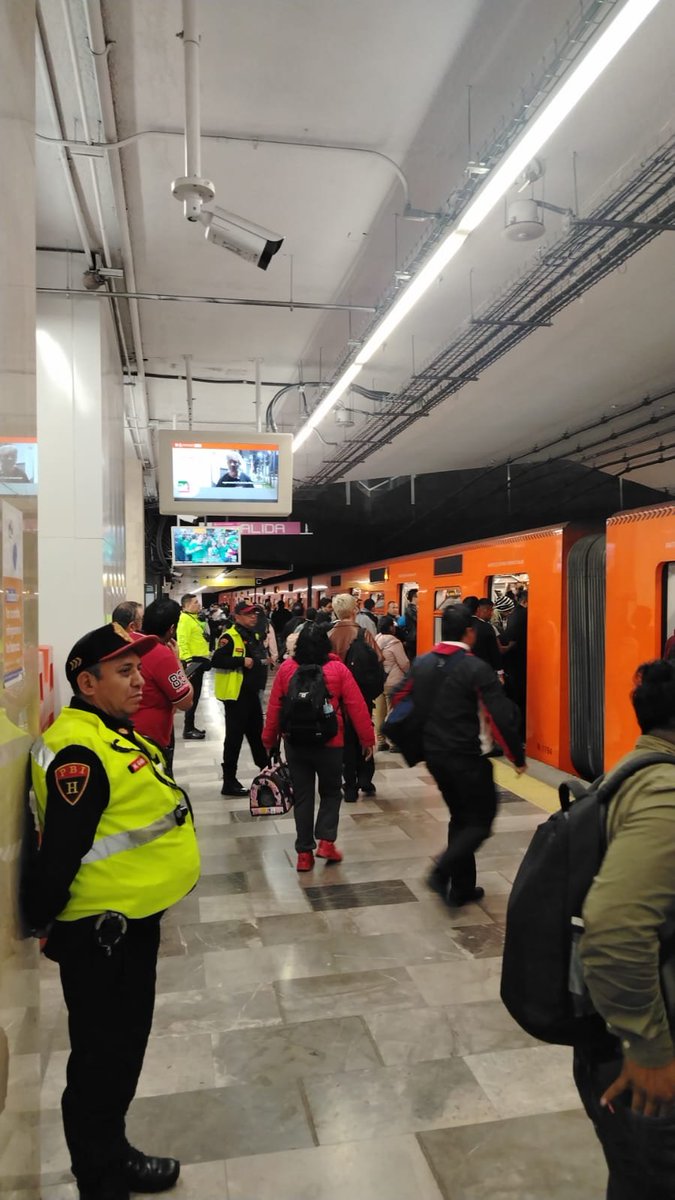 MetroCDMX's tweet photo. #MetroAlMomento:
Se registra afluencia alta en la Línea 1, 2, 3, 7, 8, 9, 12 y A; sin embargo la circulación de los trenes es constante, se envían unidades vacías a las estaciones de mayor demanda. Personal del Sistema se encuentra en estaciones y terminales para agilizar el servicio.

Te recomendamos anticipar tu salida y mantenerte informada e informado a través de nuestros canales oficiales. #MovilidadCDMX