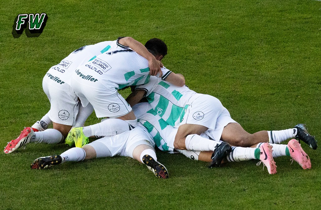 ferroweb's tweet photo. Acassu Si!

✍️Sebastían Martín - @Seba_Martinn

Ferro derrotó 2-1 a Acassuso, acumula 8 partidos sin perder y no le pierde pisada a Deportivo Morón, en lo más alto de la Zona A.

En épocas de Mundial da la sensación de que ningún partido es sencillo, que ningún candidato es realmente favorito y que cada encuentro puede ser definitorio. Esa sensación me dejó Ferro-Acassuso, por la fecha 18º de la Primera Nacional. Vi a un equipo que salió a disputar un partido mundialista, sabiendo que cualquier resultado negativo podría marcar un antes y un después en el torneo.  

Hace mucho que no veíamos semejante racha positiva. Hace mucho tiempo que no veíamos un equipo protagonista en cualquier cancha. Hace mucho que no veíamos a un Ferro tomar la iniciativa en cada partido. Con errores y aciertos. Con debilidades, despistes o fatigas; pero también con verticalidad, asociaciones y capacidad para generar muchas situaciones de gol.  

Pero lo más valioso -al menos para mí- es haber recuperado algo que durante mucho tiempo pareció ausente: la ilusión. Esa sensación de que el equipo sabe a qué juega, de que entiende los momentos de los partidos y de que, aún cuando las cosas no salen de la manera esperada, tiene herramientas para competir. De que hay algo.  

¿Cuántas veces nos fuimos de la cancha o apagamos la televisión y dijimos: “estos partidos no los podés perder”? Y eso no nos está sucediendo. Está claro que aún falta muchísimo para que esta jornada realmente sea sustancial en nuestro puesto final en el campeonato. Pero había que ganarla. 

Porque suscribe el buen pasar del equipo, porque estira la gran racha, porque no había que perderle pisada a Morón -nuestro próximo rival- y porque, en nuestro Mundial, cada partido es una nueva final.  
Y hoy ganamos otra.

📸 @NachooFCO - @RochiDeFerro