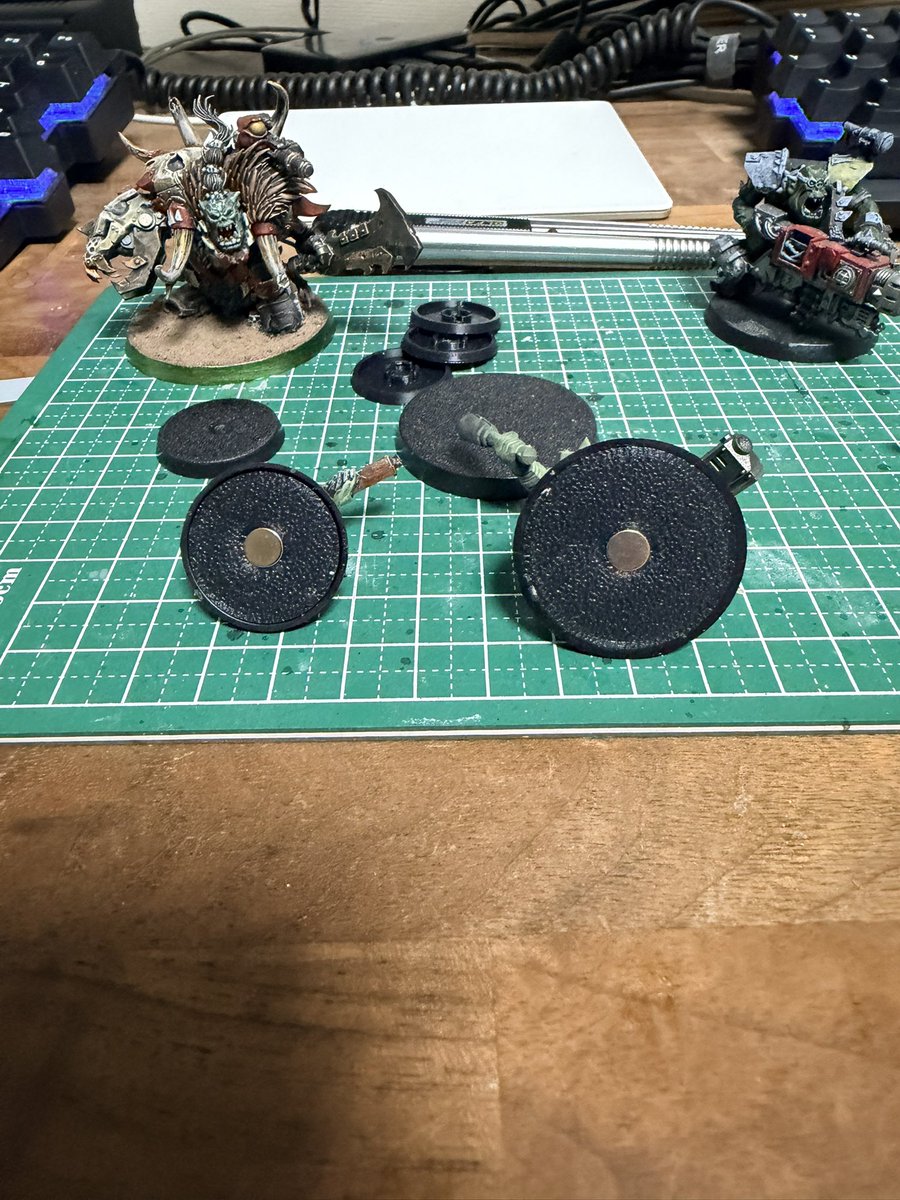 WarTrackStore's tweet photo. マグネタイズ用インサートを開発中です。ミニチュアベースの裏面に接着することでトタンボックスなどでの運搬時に固定することができます。
週末までには販売を開始してみなさんが新しいミニチュアを手にいれたさいのお供になれるようになれれば良いなと思っております。 https://t.co/8u0x8Ick5X