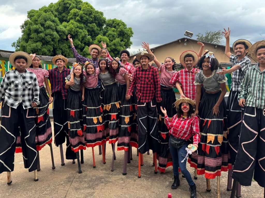 aredacao's tweet photo. Quadrilha na perna-de-pau anima festa junina do Circo Laheto em Goiânia. Ingressos custam R$ 10
 https://t.co/Xru4kFdx9I https://t.co/5aa7n0CH6g