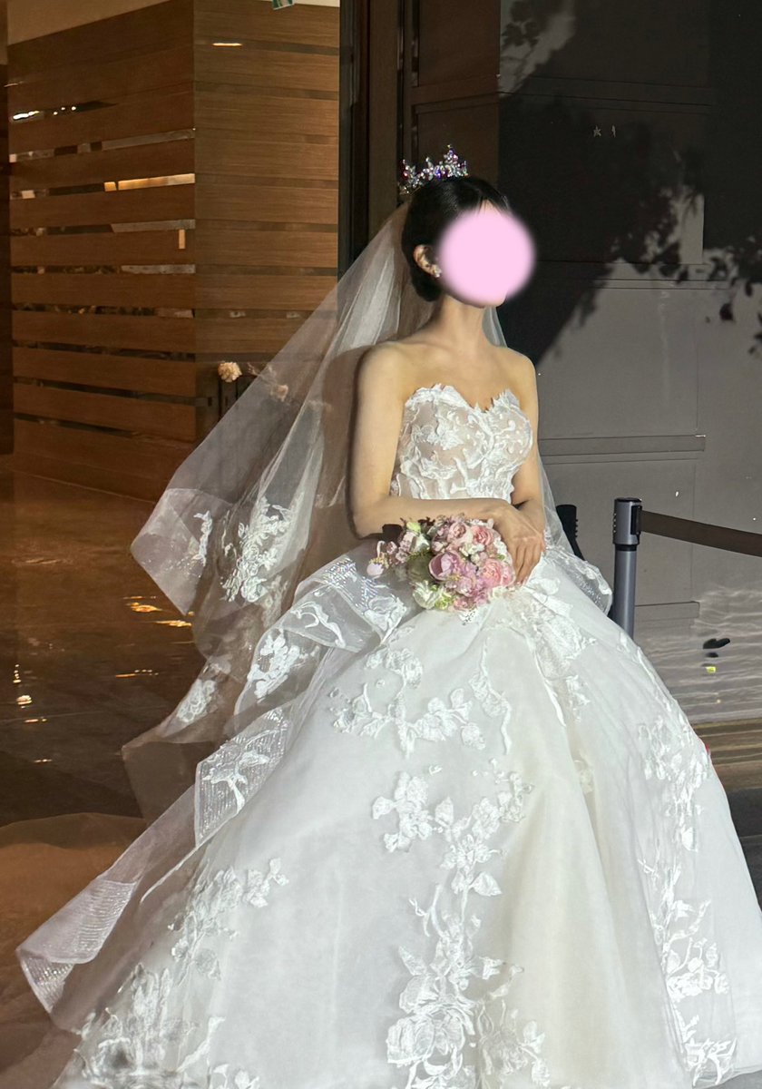 x_pinkpyon_x's tweet photo. 2548日。出会って7年目を迎える6月。当時結婚願望0、結婚するまで結婚という単語を一度も出してこなかった2人が、一緒に歩んでいくうちにこの人とならと心変わりをし、国際遠距離コロナ恋愛を終えて夫婦になり、無事に挙式を終えました🙂‍↕️💕心から感謝。　#日韓夫婦 https://t.co/vGVMzIDPEd