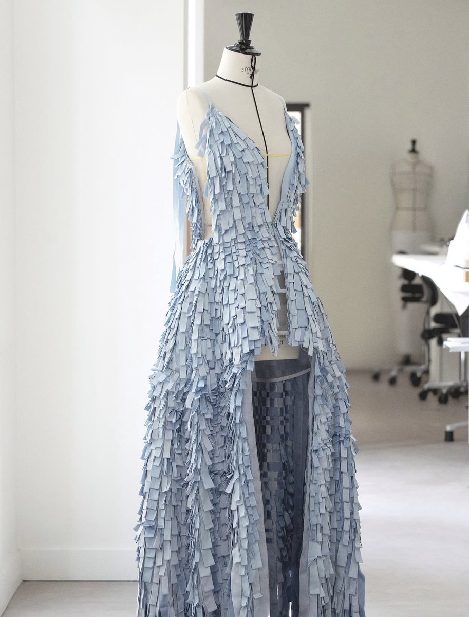 badestoutfit's tweet photo. rosalía’s wearing custom dior by jonathan anderson for her ‘lux’ tour concert https://t.co/KbRFFkdkIU