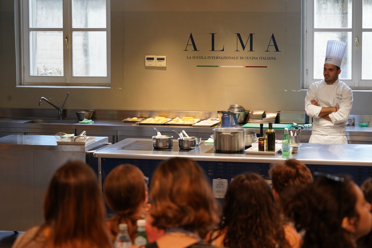 unipr's tweet photo. Context Design: a #unipr il BIP dedicato al patrimonio culturale del cibo. Studentesse, studenti e docenti di atenei europei hanno  trasformato le vetrine in micro-musei del gusto #ParmaCittàCreativaUNESCOdellaGastronomia #ParmaEuropeanYouthCapital2027
https://t.co/Z2ZIfCCmeb https://t.co/bDYC6ynste