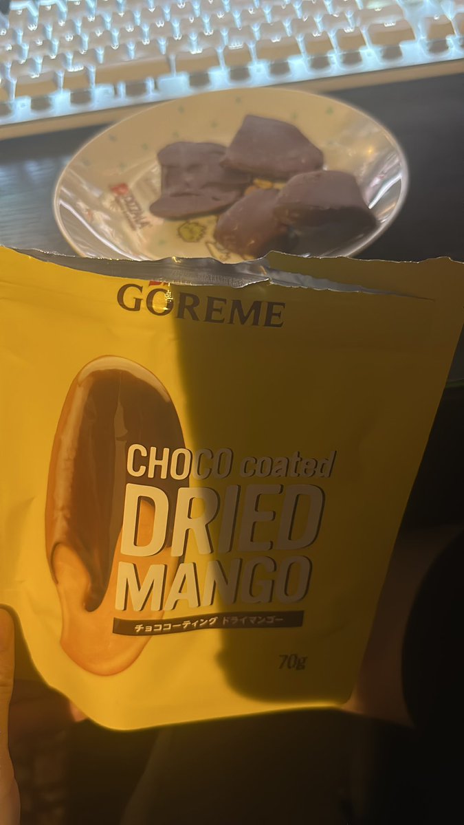 ryujiLR's tweet photo. 業務スーパーでチョココーティングドライマンゴー（300円くらい）美味しそうー！

って思って買ったら4かけらしか入ってねぇ

内容量に文句ないんで、袋小さくするか中見えるように売ってほしい。次はぜってぇ買わん https://t.co/8Z8y5Co1hN