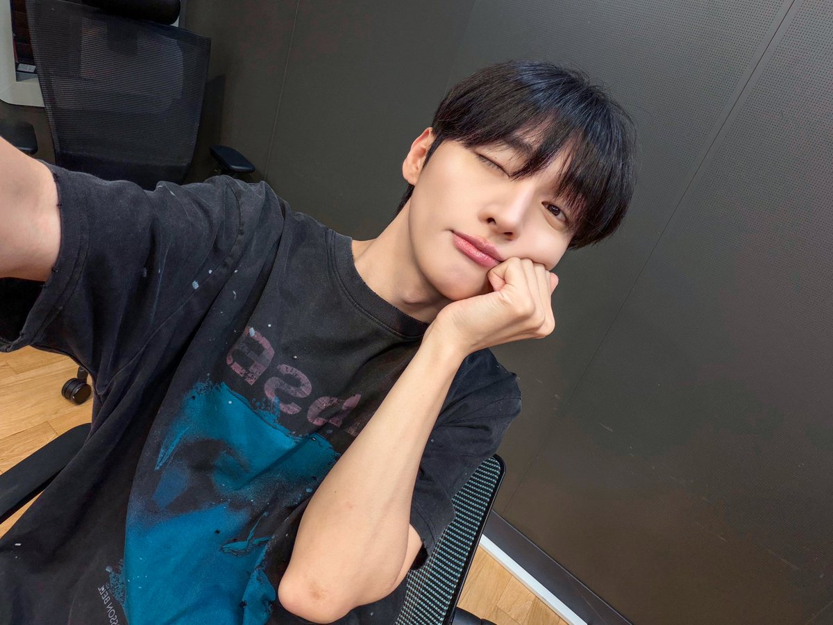 Official_YJS_'s tweet photo. [#오늘의윤잘생]

후덥지근한 날씨엔 러브게임이 정답 🍉💖
오늘도 지성이와 즐거운 월요일 마무리⋆˚꩜｡

#윤지성 #YOONJISUNG
#SBS파워FM #박소현의러브게임 https://t.co/PqcgYe50y2
