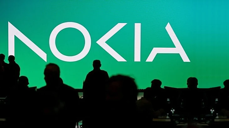 WallStDiaries's tweet photo. $NOK
Yapay Zeka ve Kuantum Çağında Siber Savunma

Telekomünikasyon devi Nokia, ağ güvenliğini yapay zeka ile yeniden tanımlayarak siber tehditlere karşı proaktif bir savunma dönemi başlatıyor. Şirket, yapay zeka tabanlı yeni DDoS koruma çözümü Deepfield Genome Shield platformunu resmi olarak tanıttı.

Deepfield Genome Shield, geleneksel ve yavaş kalan reaktif savunma mekanizmalarının aksine, her an aktif ve proaktif koruma sağlıyor. Sistem, dünya genelinde yaklaşık 200 milyon ele geçirilmiş cihazı kapsayan "residential proxy botnet" kaynaklı, saniyeler içinde multi-terabit ölçeklere ulaşan yıkıcı DDoS saldırılarını engellemek üzere tasarlandı. 

Nokia ayrıca geleceğin siber güvenlik standartlarını belirlemek üzere Quantropi ile iş ortaklığına gitti. Bu ortaklık, kritik ağ altyapıları için kuantum bilgisayarların şifre çözme kapasitelerine karşı korumalı, kuantum güvenli anahtar dağıtımını hedefliyor.

Asya pazarındaki büyümesini de hızlandıran Nokia, Endonezya'nın 5G altyapısını modernize etmek için Indosat Ooredoo Hutchison ve yapay zeka lideri NVIDIA ile stratejik bir ortaklık kurdu. Ortaklık kapsamında, ülke genelinde yapay zeka uyumlu 5G RAN teknolojileri ve yapay zeka destekli servislerin devreye alınması planlanıyor. 

Yapay zeka altyapısına odaklanan bu stratejik adımlar, finans çevrelerinde de yankı buldu. Yatırım bankası JPMorgan, bulut ve yapay zeka entegrasyonuyla büyüme potansiyeline dikkat çekerek Nokia için hedef fiyatını yükseltti. Yatırımcılar için bu hamleler, şirketin salt bir donanım üreticisi olmanın ötesine geçerek kritik yapay zeka ve güvenlik altyapısı sağlayıcısına dönüştüğünü gösteriyor.

Kaynak: Simply Wall St