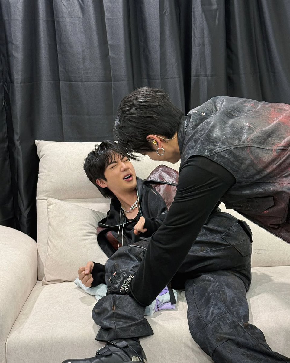 clairseokao3's tweet photo. ok maybe i should add a scene to the story where personal trainer jungkook stretches out a grumpy seokjin who still hates the gym but not quite as much anymore?????????????? https://t.co/YhKQPIbI2i