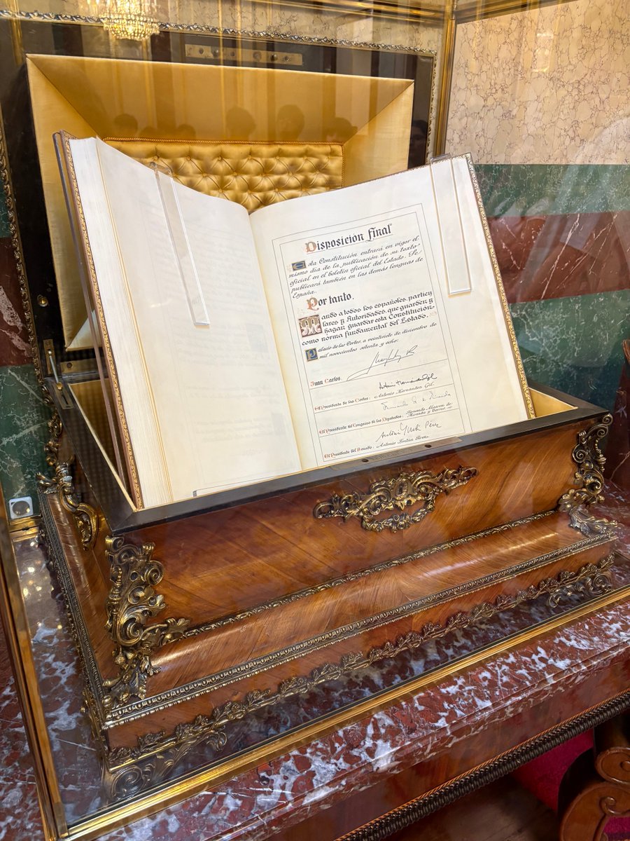 CEIPBACHILLERAL's tweet photo. 🏛️ 1.º de ESO ha disfrutado una visita al Congreso de los Diputados, conociendo de cerca una de las instituciones fundamentales de nuestra democracia.
Además, hemos tenido la sorpresa de coincidir con S.M. el Rey, que asistía a un acto oficial. ¡Una experiencia inolvidable! 👏🇪🇸 https://t.co/7fNwrPx6nt