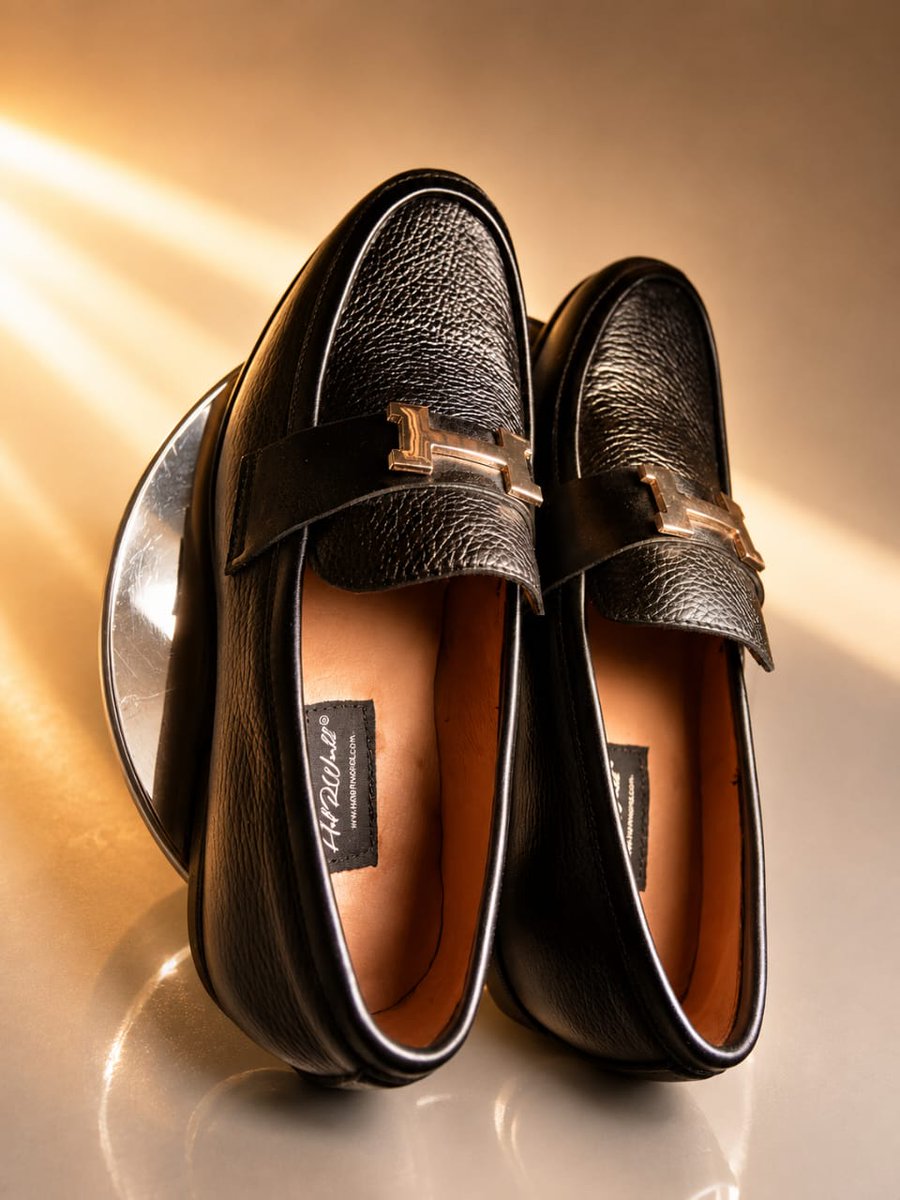 HefRWorld's tweet photo. 🖤 Classic style, premium finish.
Designed for comfort, crafted for confidence. Step up your footwear game with this timeless pair.
#Hef'Rworld #MensFashion #Loafers #LuxuryStyle #Footwear #NigeriaFashion #NajiaStyle #ShoesCollection #styleInSpiration https://t.co/ecx8cFJlef