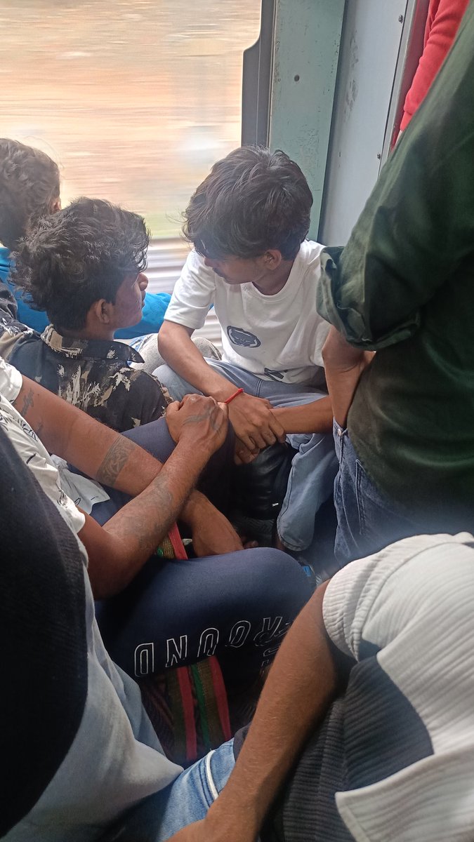 ashokraja10's tweet photo. @rpfwr1 @RailwaySeva @rpfwrbct Tarin  no. 22943 is continuously smoking inside the train, causing inconvenience and discomfort to other passengers. Smoking is prohibited in trains. Kindly take immediate action and ensure compliance with railway rules.
Neat station Kalyan https://t.co/ypeRzyzWv4