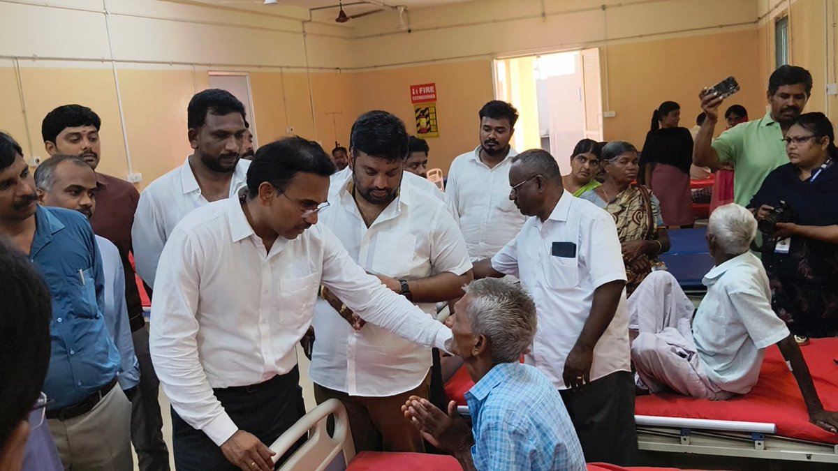 HM_TamilNadu's tweet photo. நேற்று (14.06.26), அரசு ஈரோடு மருத்துவ கல்லூரி மற்றும் மருத்துவமனை, பெருந்துறையில் மாண்புமிகு மருத்துவம் மற்றும் மக்கள் நல்வாழ்வுத்துறை அமைச்சர் அவர்கள் ஆய்வு மேற்கொண்டார். இந்த ஆய்வின் போது, ஈரோடு மாவட்ட ஆட்சித்தலைவர் மற்றும் ஈரோடு மேற்கு தொகுதி எம்எல்ஏ திரு ஆனந்த் மோகன் ஆகியோர் உடன் இருந்தனர்.

ஆய்வின் போது, மருத்துவமனை கட்டிடங்களின் முறையான பராமரிப்பு, சுத்தமான கழிப்பறை  மற்றும் நோயாளிகளுக்கு திருப்திகரமான வகையில் உயர்தர சிகிச்சை அளித்திட மருத்துவர்கள்,  உரிய அலுவலர்கள் மற்றும் பணியாளர்கள் திறம்பட செயல்பட வேண்டுமென்று மாண்புமிகு அமைச்சர் அவர்களால் வலியுறுத்தப்பட்டது. இதற்கான அனைத்து முயற்சிகளையும் முன்னெடுப்போம் என்று  முதல்வர், ஈரோடு மருத்துவ கல்லூரி மருத்துவமனை சார்பாக உறுதி அளிக்கப்பட்டது.

மேலும் மருத்துவமனை கேண்டீனில் விலை பட்டியல் இல்லாதது, உணவு பொருட்கள் தவிர மற்ற பொருட்களும் விற்பனை செய்தது, சுத்தீகரிக்கப்பட்ட குடிநீர் (RO) வழங்காதது குறித்து ஒப்பந்ததாரரிடம் உரிய விளக்கம் கேட்க மருத்துவமனை முதல்வரிடம் மாண்புமிகு அமைச்சர் கேட்டுக் கொண்டதை அடுத்து இன்று ஒப்பந்ததாரருக்கு விளக்கம் கேட்கும் குறிப்பாணை (Show cause notice) அனுப்பப்பட்டுள்ளது.

மேலும் கேண்டினில் தயாரிக்கப்பட்ட உணவுப் பண்டங்களில் இருந்து  மாதிரிகள் (Food samples) எடுத்து பரிசோதனைக்கு அனுப்ப உணவு பாதுகாப்பு அதிகாரிகளுக்கு அமைச்சர் அவர்கள் உத்தரவிட்டார். 

ஆயிரக்கணக்கான மக்கள் வந்து செல்லும் இம்மருத்துவமனையில் புதிதாக மேலும் ஒரு கேண்டினும், பல்பொருள் அங்காடியும் வைப்பதன் மூலம் நோயாளிகளுக்கும், உடன் வருவோருக்கும் கூடுதல் வசதிகளும், அதேசமயம் மருத்துவமனைக்கு கூடுதல் வருமானமும் கிடைக்கும் வகையில் புதிய டெண்டர் கோரும்படி மாண்புமிகு அமைச்சர் கேட்டுக் கொண்டதை அடுத்து அதற்கான முன்னெடுப்புகளும் விரைவில் எடுக்கப்படும்  என மருத்துமனை நிர்வாகம் சார்பில் தெரிவிக்கப்பட்டது.