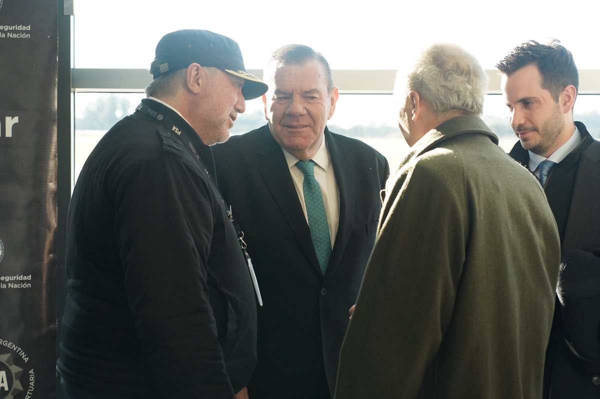 gmontenegro_ok's tweet photo. Recibiendo a Martín junto al fiscal Adler en Mar del Plata.

Cuando la Justicia y las fuerzas de seguridad trabajan en la misma dirección, el golpe al narco es certero.

Vamos a seguir acompañando cada acción que lleve tranquilidad a los vecinos y complique la vida de los delincuentes.
