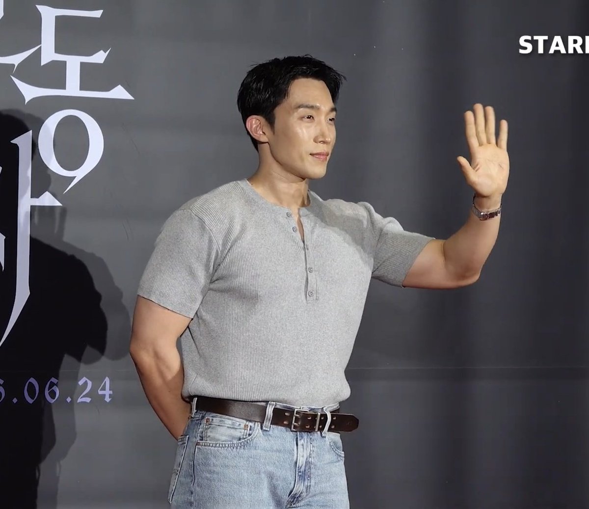 sang2hada's tweet photo. 같은 옷 입은 작년보다 더 커졌다는걸 깨달아버렸고
나 이제 회피할 수가 없게 됨. https://t.co/IRUQv6HtyN