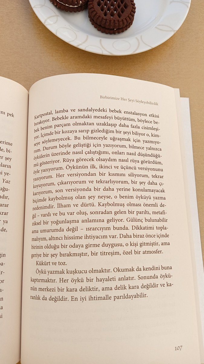 arif16_31's tweet photo. @Kaosvesessizlik Kitaba ismini veren sözlerin olduğu yeri okudum az evvel, şimdi de sizin paylaşımınızı. Kitap, biraz abartarak söylersem, yalnızlık ve suskunlukta saklı olan zamanın nasıl dile geldiğini anlatmaya çalışıyor. Kükürt ve tozun hikâyesini. Sizden ziyadesiyle istifa ediyorum. Sağolun. https://t.co/jynmZLEV7Z