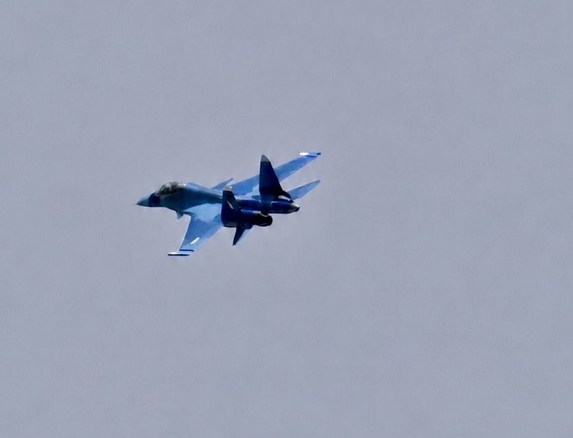 DWatsonfdz's tweet photo. 🇩🇿🇷🇺 Premières images claires des nouveaux bombardiers Su-34ME Fullback en Algérie à Laghouat. Des photos satellites du 24 mars montrent au moins quatre appareils déjà sur place avec leurs anciens camarades d'escadron Su-24MK2. L'Algérie est le premier client export du Su-34. https://t.co/Zp6cuTMdsg