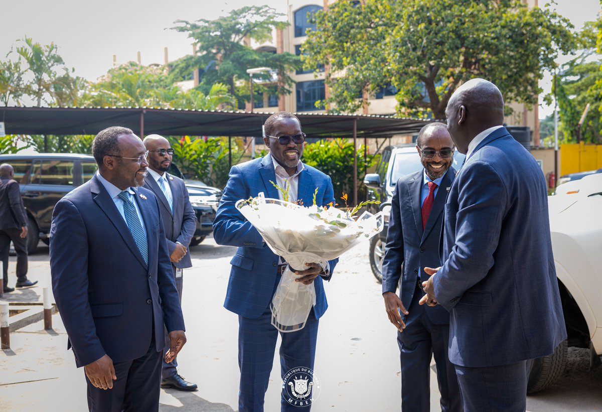FinancesBdi's tweet photo. Le Ministre des Finances, du Budget et de l’Économie Numérique, Dr @ndikalain, a accueilli ce 15 juin 2026, à l’Aéroport international Melchior Ndadaye, M. Ndiamé Diop, Vice-président régional de la @Banquemondiale pour l’Afrique orientale et australe.

Cette première visite au Burundi ouvre une séquence de travail de haut niveau entre le Gouvernement du #Burundi et le Groupe de la Banque mondiale, autour des priorités nationales de développement, des projets structurants et du partenariat stratégique entre les deux parties.

Du 15 au 17 juin 2026, la mission permettra notamment des échanges institutionnels avec les hautes autorités, la participation à l’inauguration de la centrale hydroélectrique de #Mulembwe et la revue de projets soutenus par la Banque mondiale au Burundi.

Pour le Gouvernement du Burundi, cette visite constitue une occasion de faire le point sur les projets en cours, d’échanger sur les priorités du pays et de poursuivre le travail engagé avec la Banque mondiale autour du programme de stabilisation macroéconomique et en lien avec la #Vision2040_2060.