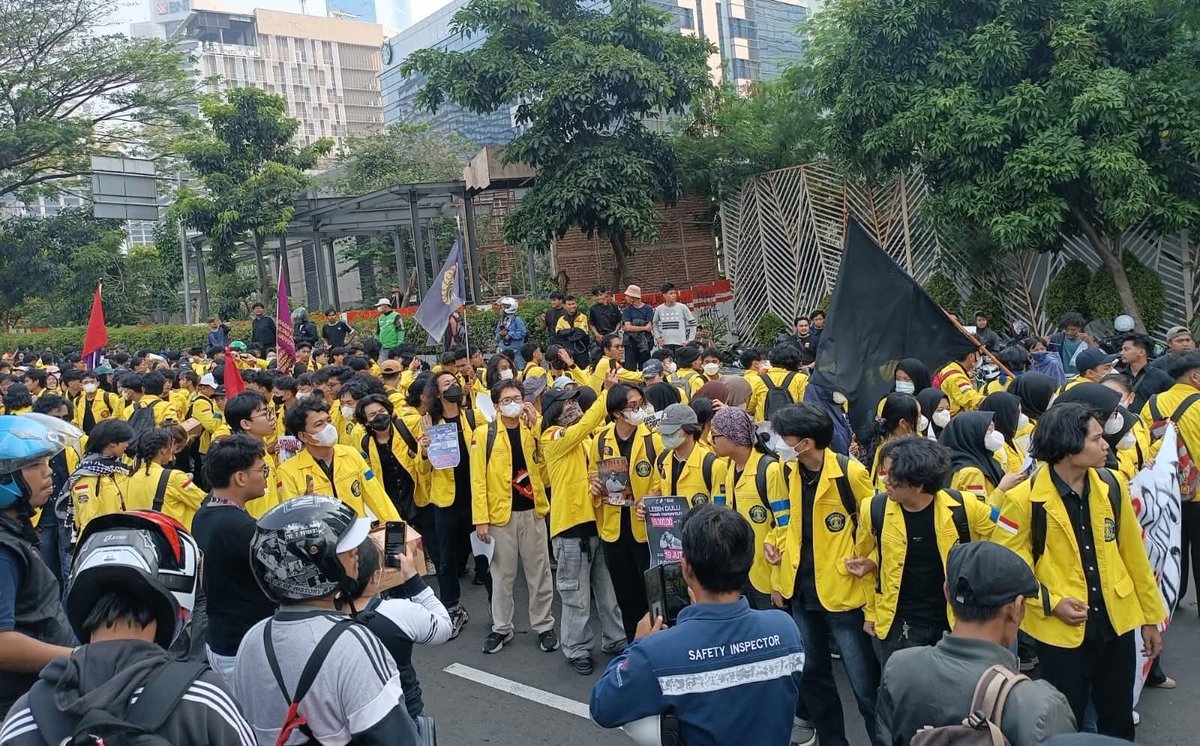 Kopipait__78's tweet photo. Mereka Bikin Macet Beberapa Jam. Tapi Ada Kemacetan yang Jauh Lebih Lama dari Itu.
**
Kemacetan akibat demo hanya berlangsung beberapa jam.
Tetapi kemacetan mobilitas sosial, lapangan kerja, dan masa depan rakyat sudah berlangsung jauh lebih lama.

Bahwa ada kemacetan yang jauh lebih berbahaya daripada kemacetan di jalan raya.

Yaitu kemacetan harapan.

Dan ketika harapan mulai macet, seluruh bangsa ikut tersendat.

#DemoMahasiswa