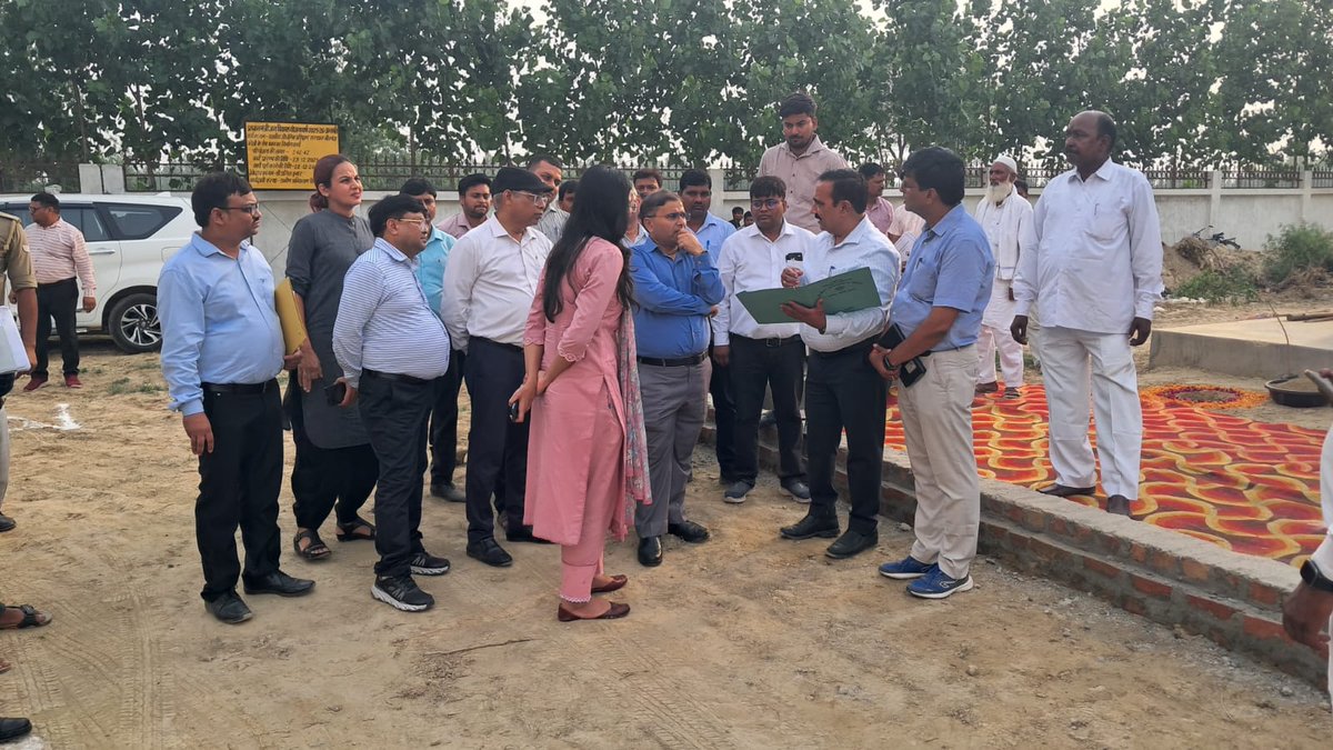 CdoBareilly's tweet photo. आज दिनांक 15 जून 2026 को श्री सौरभ बाबू, आई०ए०एस०, प्रमुख सचिव ग्राम्य विकास एवं ग्रामीण अभियंत्रण विभाग, उ०प्र०शासन एवं नोडल अधिकारी, जनपद बरेली के द्वारा ग्रामीण अभियंत्रण विभाग, प्रखंड बरेली के द्वारा निर्माणाधीन आई.टी.आई. सिधौली मीरगंज. बरेली का स्थलीय निरीक्षण किया I निरीक्षण के दौरान सम्बंधित कार्यदायी संस्थाओं से निर्माण कार्यो के सम्बंध में विस्तृत समीक्षा करते हुए निर्माण कार्यों को गुणवत्तापूर्ण कराये जाने के निर्देश दिए साथ ही  शासन की प्राथमिकताओं के अनुरूप जनसामान्य को बेहतर सेवाएं प्रदान करने एवं निर्धारित लक्ष्यों को समयबद्ध पूरा करने के निर्देश दिए।