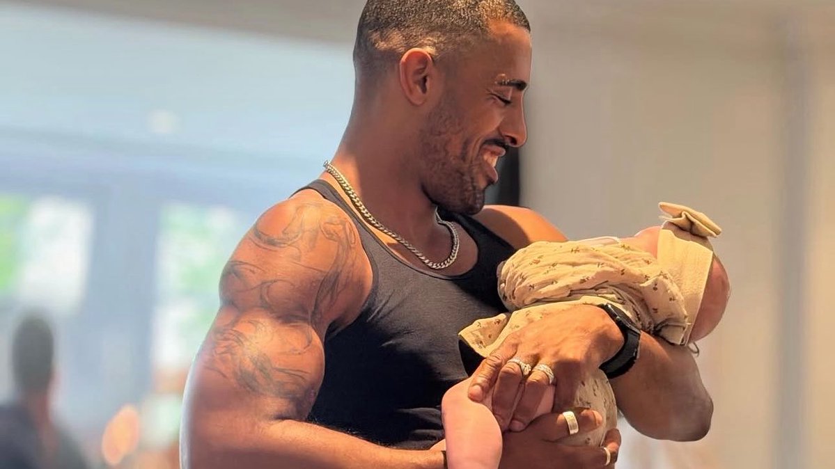 UpdatesPezz's tweet photo. Amamos como o Claudimar virou mesmo da Família da Perrie, além de padrinho de casamento é titio das crianças. 😭 https://t.co/qBJJpTbk3l