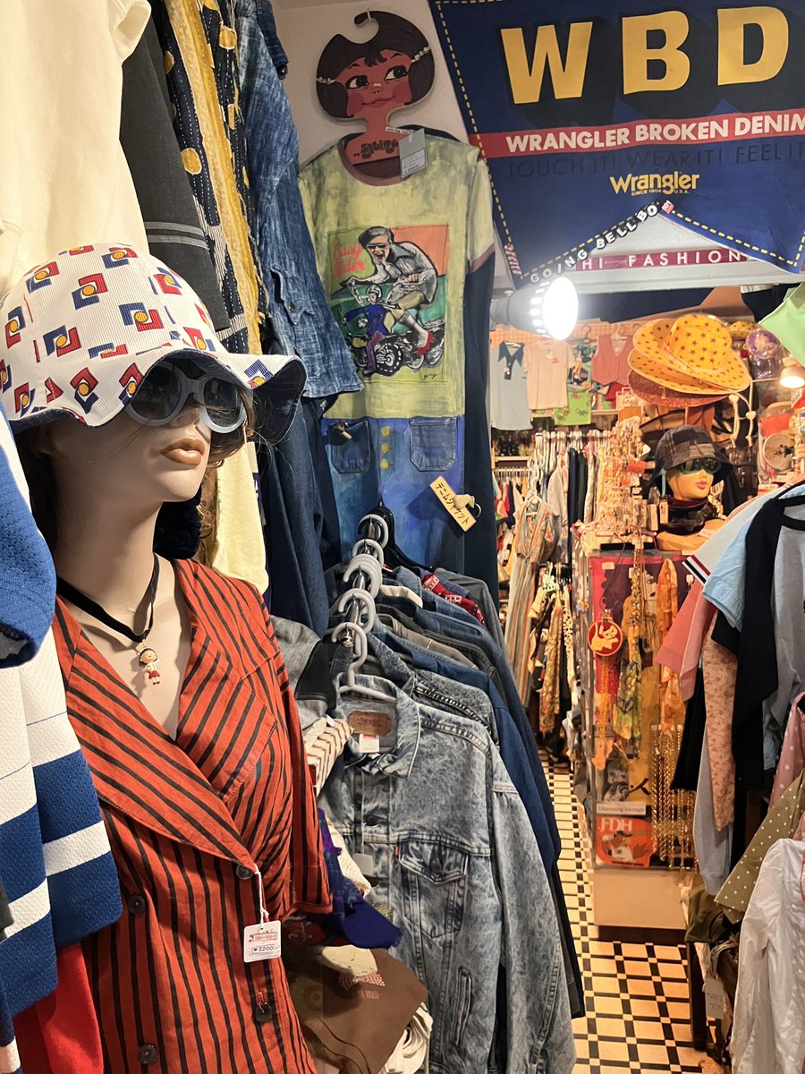 goingbellbo's tweet photo. 本日の「ひとことレトロ」
　　
これあったよね・・・
記憶のカケラ
見つけちゃう。

2026.6.15.ゴーイングベルボ

ゴーイングベルボの営業時間は
昼1時〜夜7時です。
画像は今の店内の様子です
本日もありがとうございました

#福岡古着屋　#昭和レトロ　#かわいい　#大名古着屋　#アクセサリー https://t.co/BGG4x3RdZa