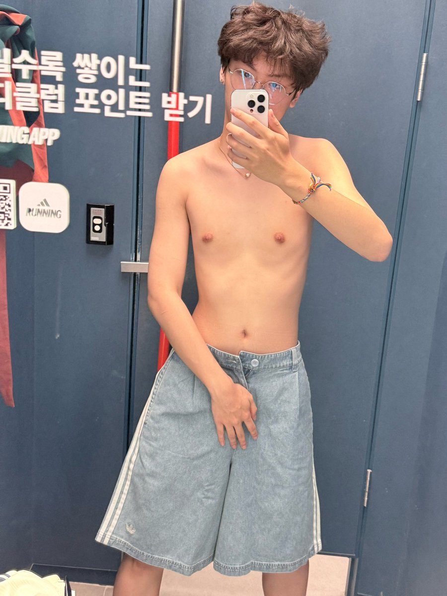 Amorisnodoor's tweet photo. 阿莫完全儿童身材吧🥵韩国阿迪好便宜不退税都直接买了～ https://t.co/uhutQp0cpz