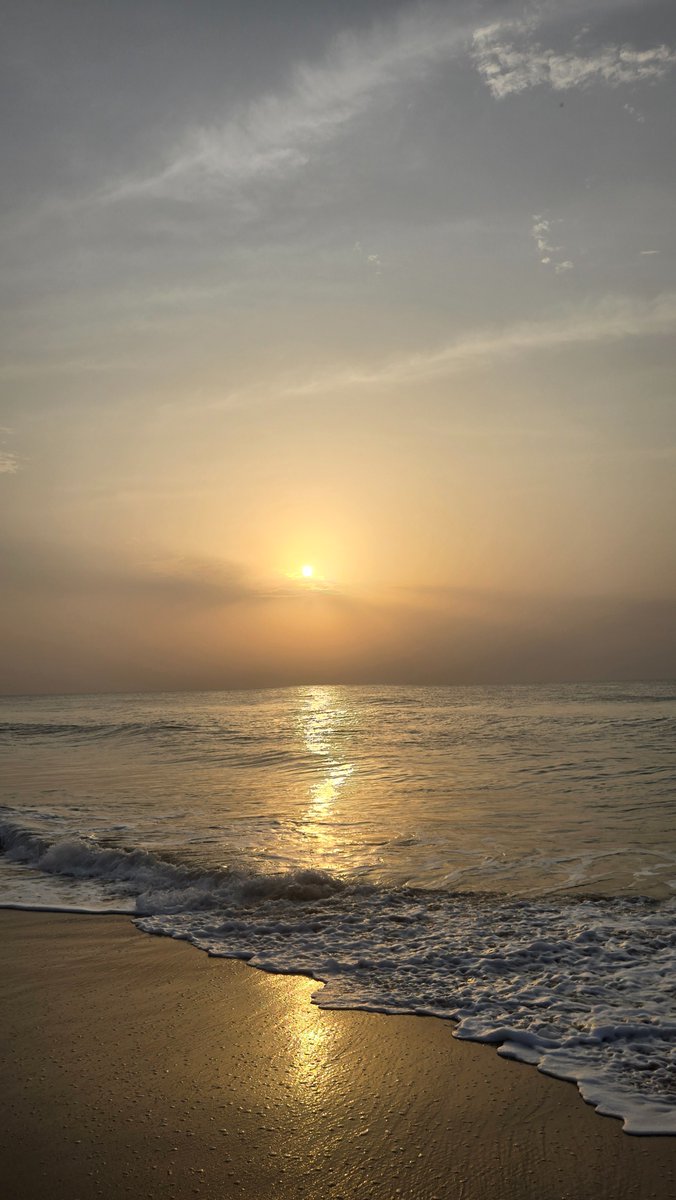 Aart0705's tweet photo. 1. Went for sunrise walk 
2. Had breaky
3. Bought fish for lunch😁😁 https://t.co/NGZXJxUgeJ