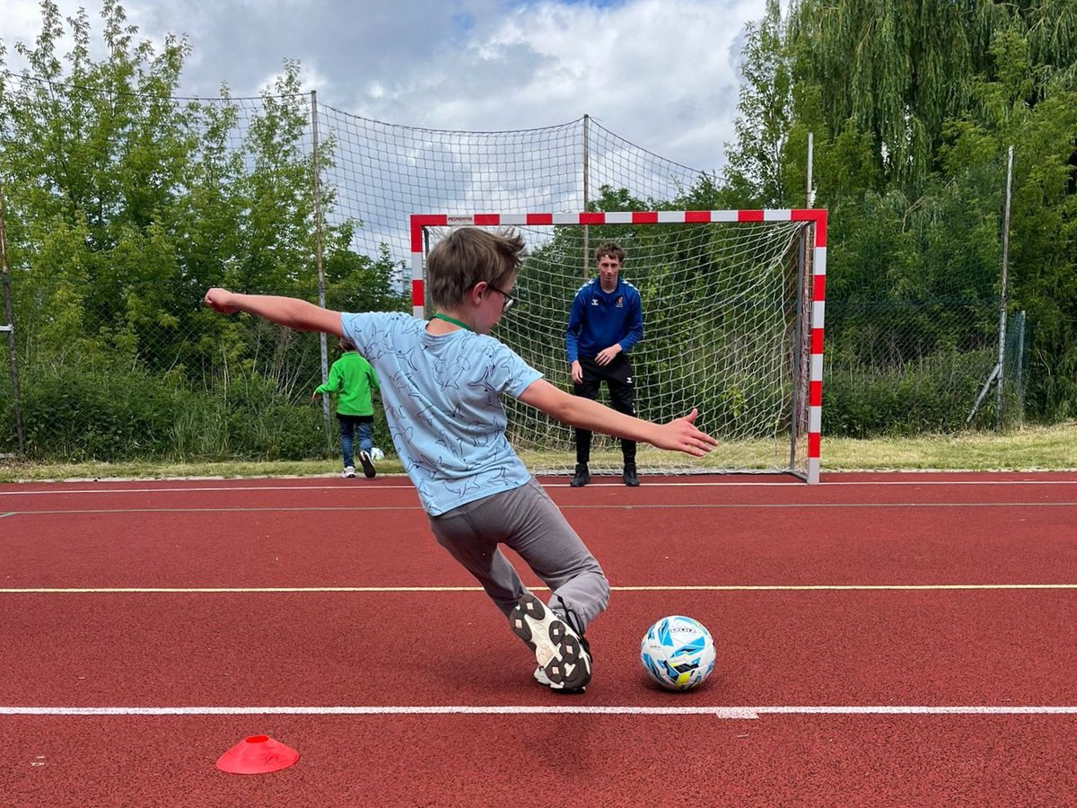 AkademiaMotoru's tweet photo. W sobotę 13 czerwca nasi zawodnicy z drużyny U19 - Jan Kot, Kacper Król i Kacper Wójcicki - wraz z trenerem Kamilem Lisiewiczem odwiedzili Dom Młodzieży SOS przy ul. Jutrzenki, gdzie odbył się Dzień Rodzicielstwa Zastępczego 🏠 https://t.co/Kf565ugq5V
