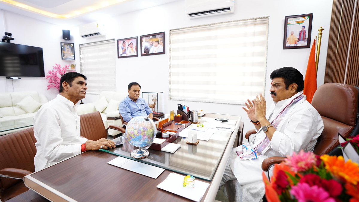 ishrikantC's tweet photo. भोपाल प्रवास के दौरान आत्मीय भेंट!

आज भोपाल प्रवास के दौरान वरिष्ठ मंत्री माननीय @govinds_R जी से सौजन्य भेंट कर विभिन्न मुद्दों पर चर्चा की। https://t.co/X2MH2wyuFT