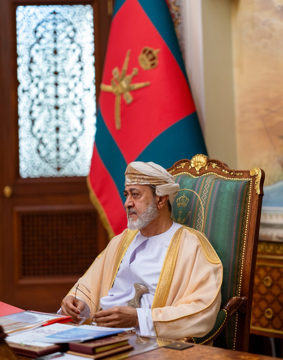 RoyalOmanFamily's tweet photo. 📸 جلالةُ السُّلطان المعظّم /حفظهُ اللهُ ورعاهُ/ يتفضّلُ فيترأسُ اجتماع #مجلس_الوزراء بقصر البركة العامر. https://t.co/z2IOa4ZUf9
