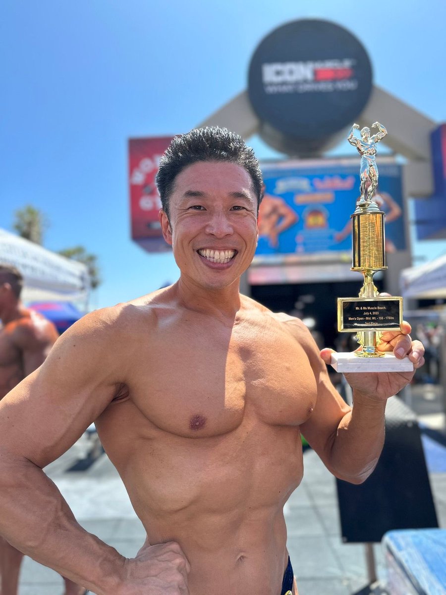 MiTON_mitochon's tweet photo. 40代後半にして20代のような肌ツヤと肉体を誇る、なかやまきんに君。

彼の「老けない理由」を、分子栄養学と細胞レベル（ミトコンドリア）の視点でガチ考察してみました。

彼は特別な高級美容液を使っているわけではありません。

実践しているのは、体内環境を最適化し、細胞を根底から再起動（リブート）させる最強のルーティンです。

アンチエイジングの真髄が詰まった「5つの大原則」を解説します👇

✅ ① 年間の7割を固定する「超・抗糖化」食

彼の食事は鶏むね肉やブロッコリーを「茹でる」のが基本。

ここが最大のポイントです。

「焼く・揚げる」といった高温調理は、細胞を焦げつかせる老化物質AGEs（終末糖化産物）を大量に発生させます。

AGEsは、私たちの細胞内にあるエネルギー工場「ミトコンドリア」の働きを阻害し、ATP（生体エネルギー）の生産を低下させる大敵。

徹底して「水」を使った調理にこだわることで、細胞レベルの酸化と糖化を防ぎ、常にエネルギーに満ちたクリアな体を維持しているのです。

✅ ② 朝イチの「白湯＋プロテイン」による異化ブロック

起床時は、長時間の絶食により体がエネルギー不足に陥り、自らの筋肉を分解（カタボリック）してエネルギーを作ろうとする危険な時間帯です。

彼は朝一番に白湯で胃腸を目覚めさせ、直後にプロテインを流し込みます。

これにより最速で血中にアミノ酸を届け、筋肉の分解をストップ。

細胞の修復と新陳代謝に必要な材料を確実に供給する、完璧なスタートダッシュです。

✅ ③ 筋肉を「最強の内分泌器官」として育てる

彼の筋肉は、単なる見栄えのためではありません。筋肉が収縮するとき、そこからは「マイオカイン」と呼ばれる若返りホルモンが分泌されます。

このマイオカインは血液に乗って全身を巡り、脂肪燃焼を促すだけでなく、肌の弾力向上や全身の抗炎症作用をもたらします。

さらに、適切な筋トレは「ミトコンドリアの新生（細胞内での増殖と活性化）」を強烈にプッシュします。

彼の肉体は、自ら若返り成分を作り出し、細胞のエネルギー代謝を回し続ける「自家製のアンチエイジングプラント」なのです。

✅ ④ ギャグに隠された「表情筋のATP消費」

「パワー！」「ヤー！」というお馴染みのギャグ。

半分冗談に聞こえるかもしれませんが、実は理にかなっています。

大胸筋を力強く収縮させながら叫ぶことで、首の広頸筋（こうけいきん）や目の周りの眼輪筋が強く刺激されます。

顔の筋肉もミトコンドリアでATPを消費して動いています。

日常的に表情筋をフル稼働させることで、顔周りの毛細血管まで血流が促進され、結果的に表情筋の良いトレーニングとして機能し、細胞への栄養供給を後押ししているのかもしれません。

⑤ 決断疲れをなくす「ブロッコリー・マインド」

食事を固定化する裏のメリットは「今日何を食べよう？」という日々の決断疲れ（ウィルパワーの浪費）を防ぐこと。

精神的なストレスはコルチゾールを過剰分泌させ、細胞内に酸化ストレスを生み出し、ミトコンドリアの機能を低下させます（＝細胞の老化）。

「今日もブロッコリーを食べられた自分はエライ」と小さな積み重ねを肯定する彼のメンタルは、ストレスによる細胞へのダメージを完璧にブロックしています。

💡まとめ

きんに君の若さは、奇跡ではなく「必然」です。

1. AGEsを避けてミトコンドリアを守る
2. アミノ酸を絶やさず細胞を修復する
3. 筋肉から若返りホルモンを出す
4. 表情筋まで使い切る
5. ストレスを排除して細胞を休ませる

高価なサプリや美容医療に頼る前に、まずは細胞が喜ぶ当たり前の習慣から。

今日からできる「細胞リブート習慣」、ぜひ一つでも取り入れてみてください！

パワー！💪✨