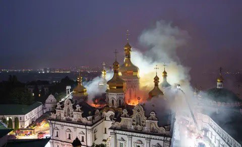 Mp97440's tweet photo. La Sainte Russie 🇷🇺 protectrice de l’orthodoxie ☦️…. 🤡 
Cette nuit, bombardement de la cathédrale de la Dormition à Kiev 🇺🇦 
Elle avait déjà été entièrement détruite en 1941 pendant la Seconde Guerre mondiale. https://t.co/URAAvC7wfG