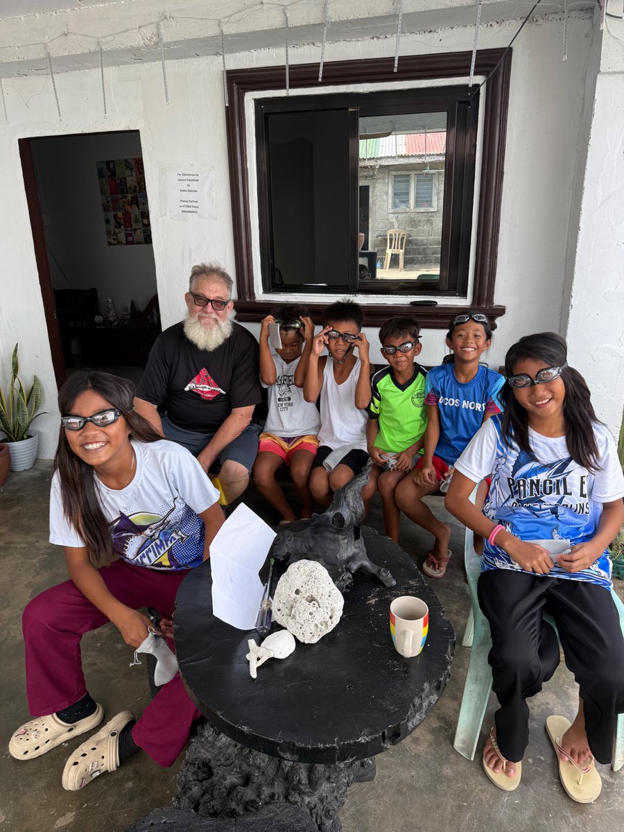 SantaJimEd's tweet photo. 🏊‍♂️🎅 Santa may have been out of uniform, but he was still spreading smiles and Christmas cheer! Thanks to the generosity of Santa’s Helpers, the Pangil Elementary School Swim Team received brand-new swim goggles to help support their training and future competitions.
#santajimed https://t.co/mIhkYirtAt