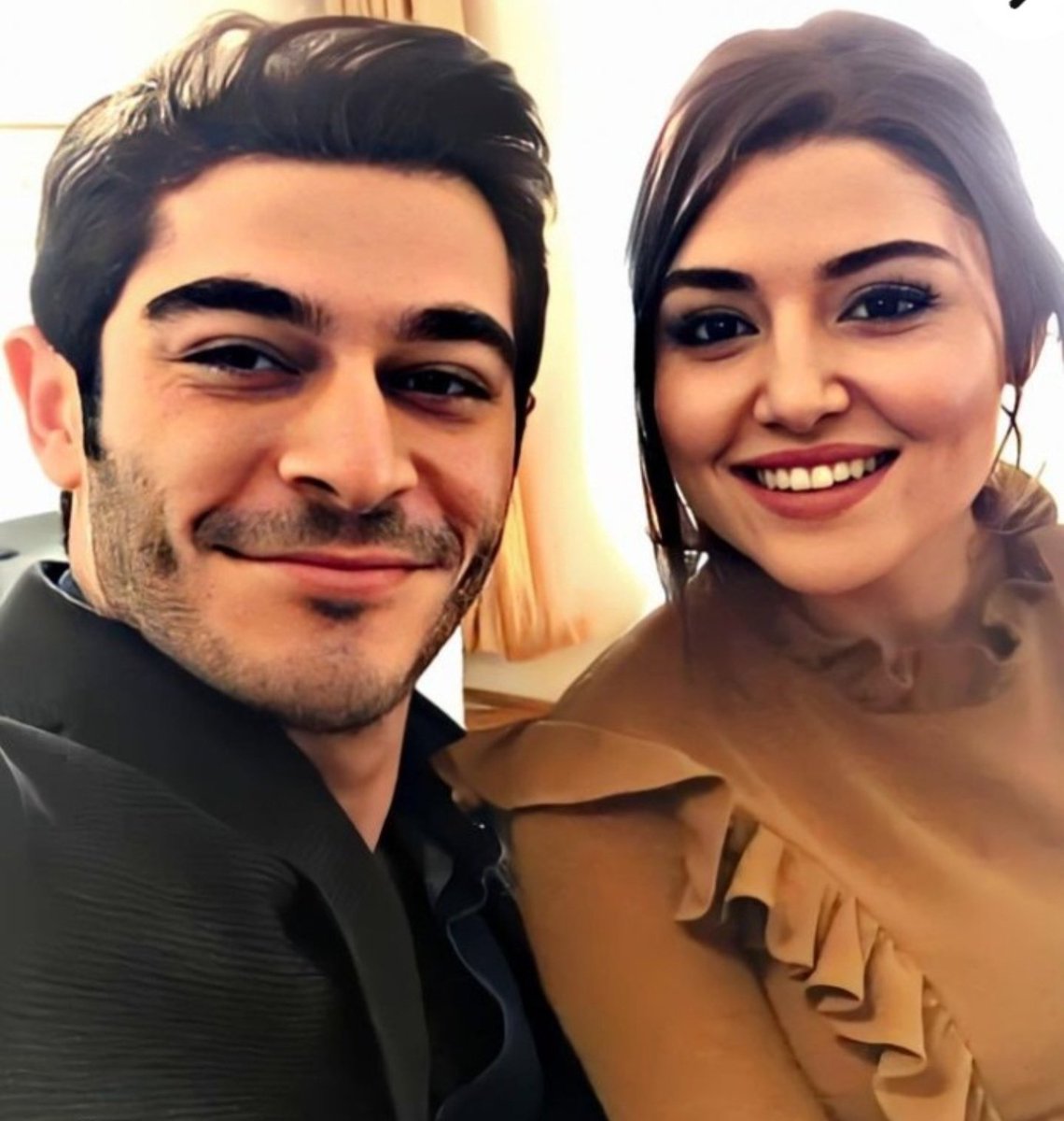 MYMT99's tweet photo. @thereseperucho Holà amiga Térésa 🫂 ❤️ 😘 🌹
#AṣkLaftanAnlamaz #HayMur
#BurakDeniz #HandeErçel #HanBur https://t.co/qtZbnd63DY