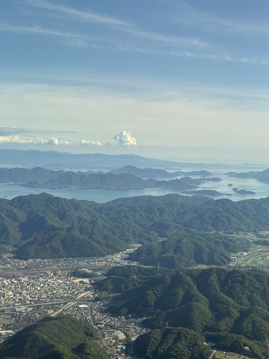 3611SDG14's tweet photo. 広島空港に降りる直前、眼下に広がる瀬戸内の島々が本当に美しい。

この場所からしか見ることができない、たった数分間の景色に目も心も奪われる。 https://t.co/7MmoxerdDv