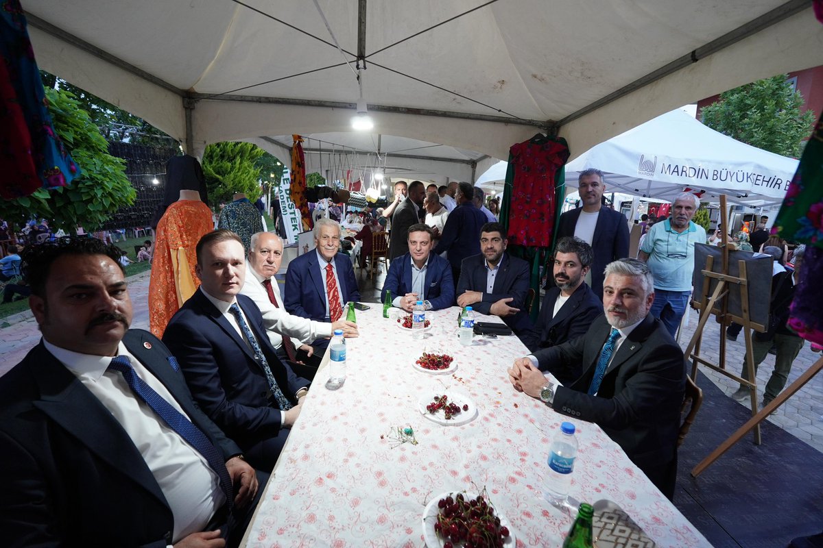 MehmetUncu47's tweet photo. 📍Yeşilli 18.Uluslararası Kültür, Sanat ve Kiraz Festivalimizin final gecesi kapanış programını; Yerel Yönetimlerden Sorumlu Genel Merkez Başkan Yardımcımız ve İl Koordinatörümüz Sayın Eyüp Eroğlu,Milletvekilimiz Sayın Muhammed Adak ile birlikte büyük bir coşku içerisinde gerçekleştirdik.

Kültürümüzü, sanatımızı ve ilçemizin değerlerini en güzel şekilde yansıtan bu anlamlı organizasyonda emeği geçen başta Belediye Başkanımız Sayın Hayrettin Demir olmak üzere, İlçe Başkanımız İsmail Bayhoca ve tüm teşkilat mensuplarımıza,belediye çalışanlarına teşekkür ediyor; festivalimizin ilçemize ve hemşehrilerimize hayırlı olmasını diliyoruz. 🍒🇹🇷
@EyupEroglu60 
@drmuhammedadak