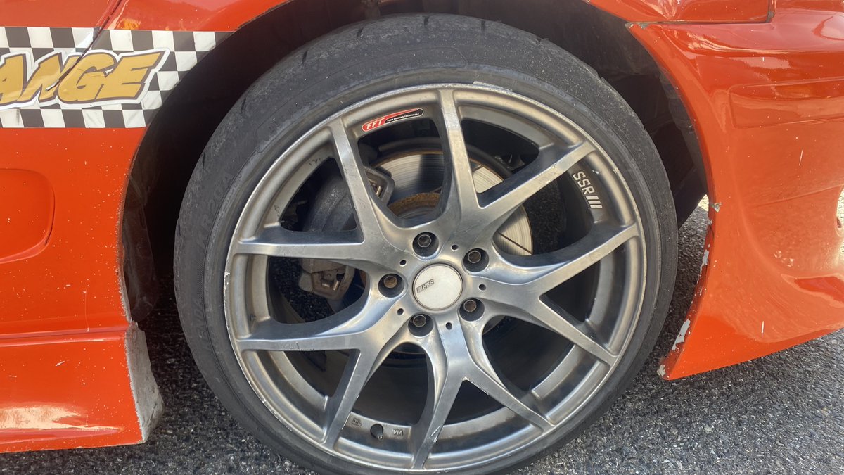 s15rb26driftnmb's tweet photo. TeamORANGEの足元を支えるのは
SSRホイールです

FDJ エビスラウンドにて走行、展示されていたマシンのホイールはコチラ

FDJマシン
小橋号、RYUMA号、ミンミン号の3台はSSR GTX01

DRIFT TAXi
JZX110
SSR GTV03

#SSR
#SSRWheel
#GTX01
#GTV03
@tanabe_ssr https://t.co/dYcGUzjeso